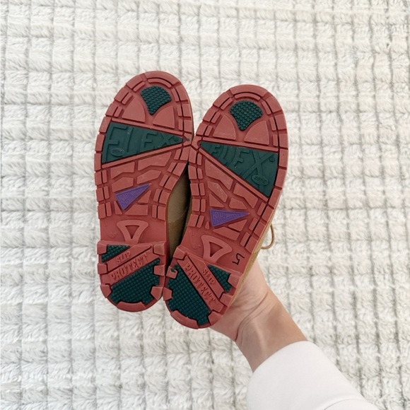 Vintage Kids University Tan Shoes with Red Soles - Picture 4 of 4